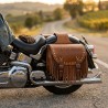 Coppia bisacce in pelle marrone montate su moto custom cruiser Harley Davidson